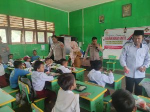 Polsek Kaliorang adakan makan siang Bergizi di SDN 008 KAUBUN