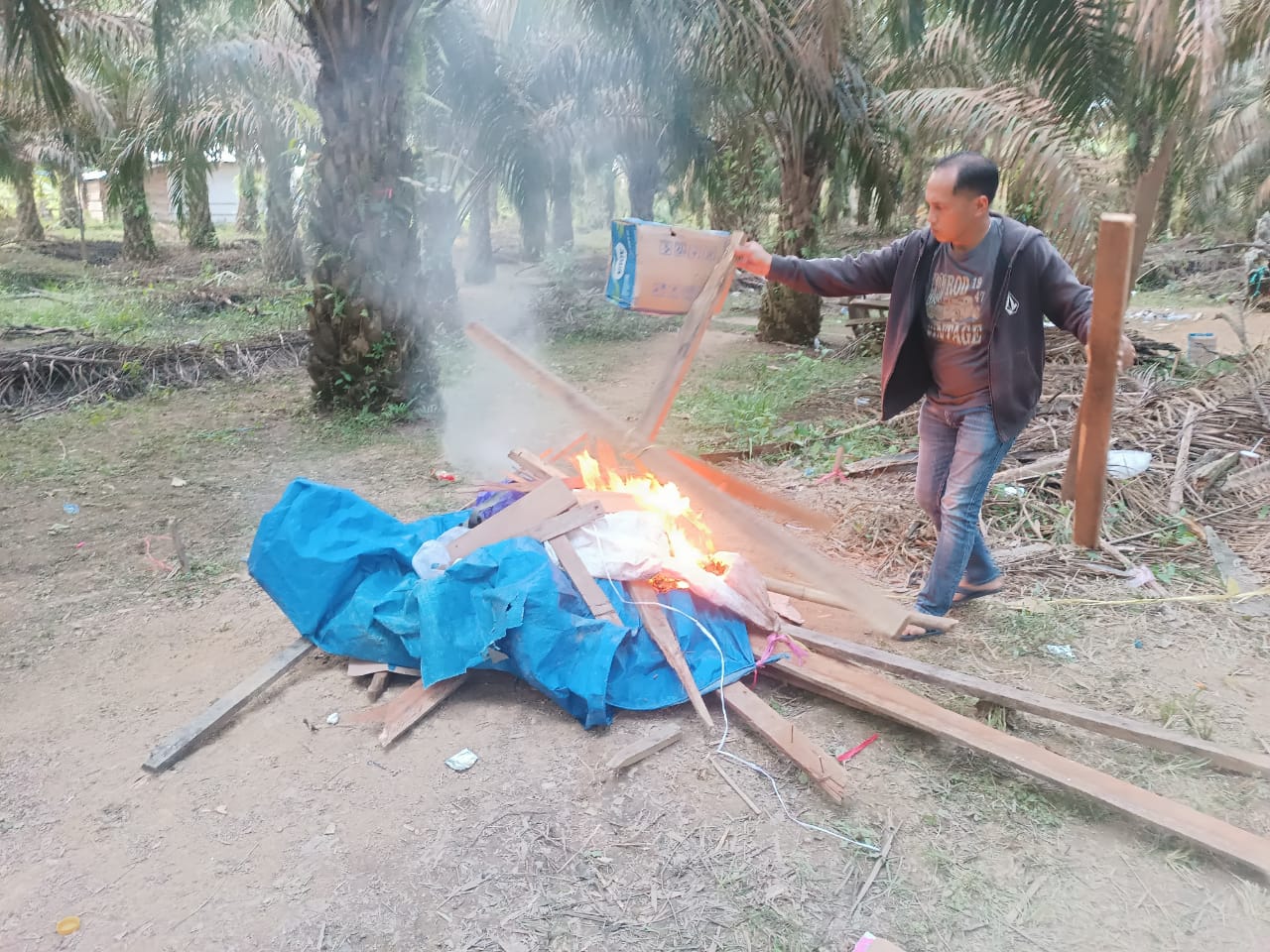 Bhabinkamtibmas Polsek Kaliorang Aiptu I Putu Sumardika Gelar Giat Sambang  di Desa Bumi Etam - Polres Kutai Timur